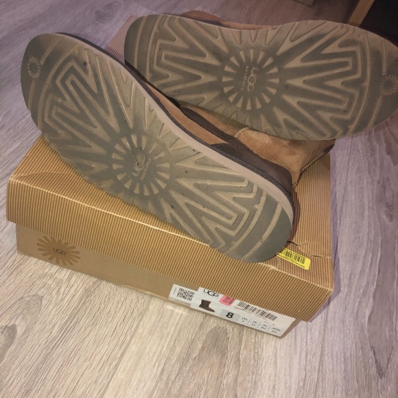 Women’s Uggs - Picture 2 of 4